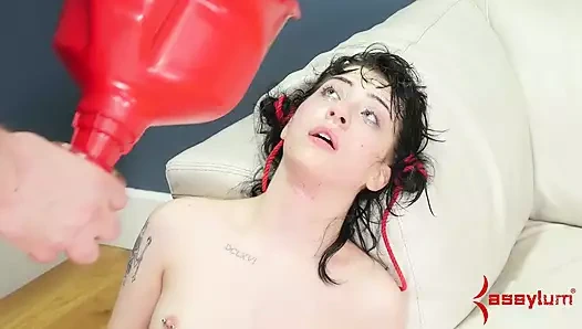 Charlotte Sartre analiz ediliyor ve gırtlağına kadar sikiliyor