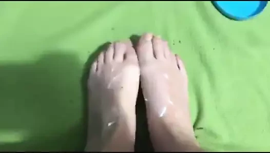 Nitsa'nın (yeni model) kremsi ayakları