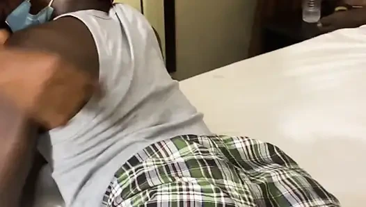 İki yetişkin adam misafirlerinin önünde seks yapıyor.