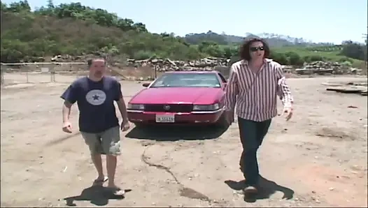 Bir karşılama sürtüğüyle açık havada azgın grup seks