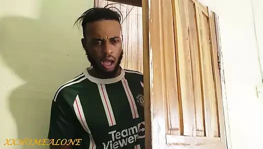 İki lezbiyen genç kız seks yaparken yakalandı ve büyük şişman bir yarakla sert sikişiyor