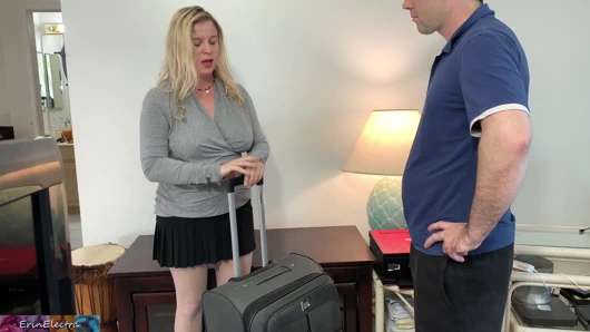 Üvey baba, karısının kıçına boşaldıktan sonra üvey kızının kedisini cum dolu pompalar