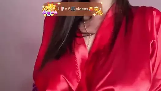 Kız göğüslerini sallıyor