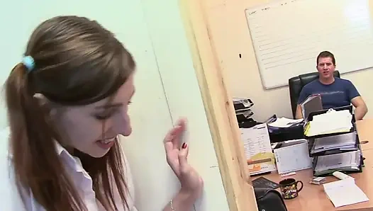 Avrupalı azgınlar sahne-4 sıska esmer mishka devlin at kuyruklu genç kız ofis arkadaşıyla sikişiyor