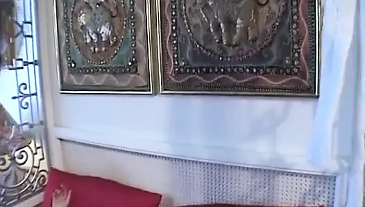 Bu yalanan ve yumruklanan kıllı Alman bebek