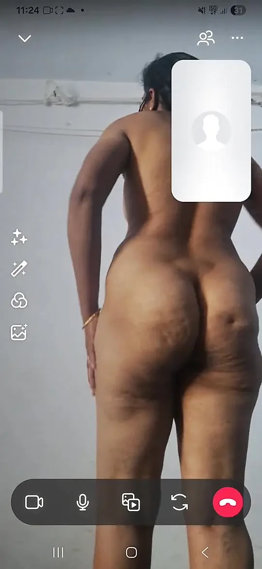 Сексуальная тетушка тамильской деревни обслуживает по видеосвязи в телеграмме