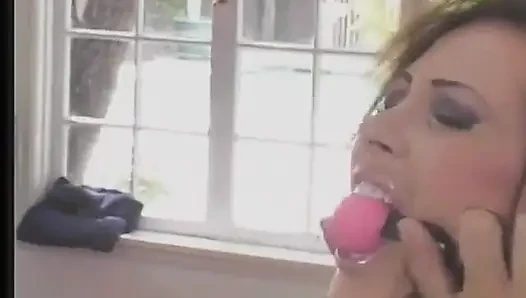 Orta yaşlı seksi kadın üç uzun yarakla yüzüne boşalıyor