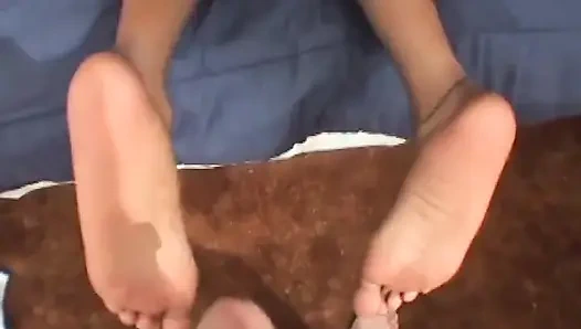 Seksi minyon siyah kıllı amcık ayakla muamele, ayak fetişi