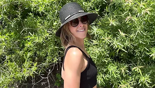 Kocası sikiş arkadaşını / cim'i izledikten sonra evli kadın plajda halka açık büyük çifte döl yutuyor