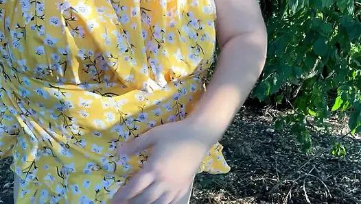 Hamile orta yaşlı seksi kadın Milky Mari yakın çekimde açık havada emziren göğüslerini ve kıllı amcığını gösteriyor