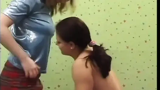 Две возбужденные молодые лесбиянки лижут свои большие соски и мастурбируют свою волосатую киску