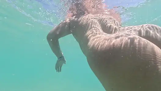 Sualtı amcık tıkaçla oynuyor