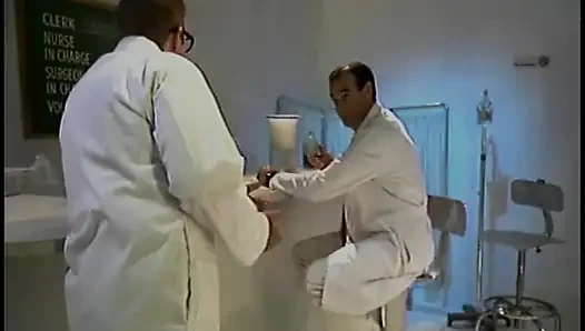 Mükemmel memeli olgun hatun tatlı amcığını yalatıyor ve deliniyor