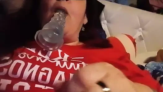 Islak amcığımın tadına bakıyor, oyuncaklarla çifte penetrasyon