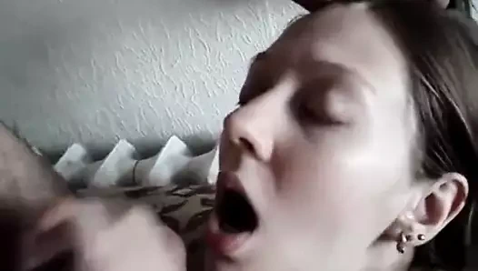 Kız arkadaşım beni okşuyor ve ağzına cum vuruyor