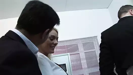 Seksi öğretmen ve kız öğrenci ile sınıfta sert seks partisi