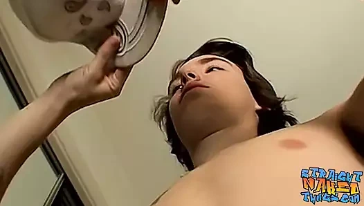 Heteroseksüel twink amatör zincir mastürbasyon yapıyor ve tek başına boşalıyor