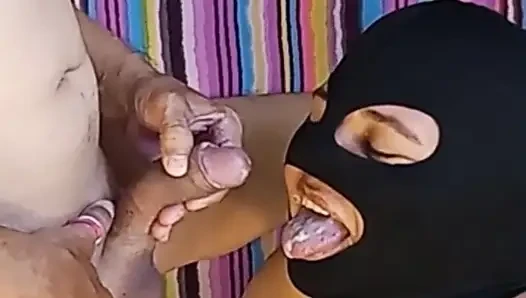 Komşu başkasının evinde emiyor