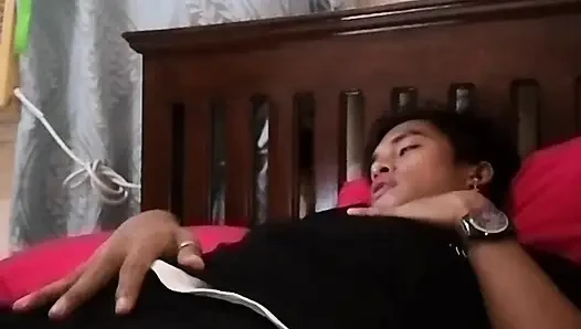 Twink Pinoy Adam Mastürbasyon Yapıyor Ve Yatağında Boşalıyor