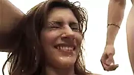 3 adam ateşli kızın üstüne boşalıyor