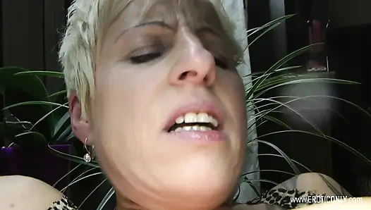 Sarışın orta yaşlı seksi kadın sikişiyor ve yumruk sokuyor