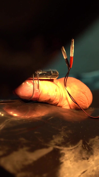 Elektro ile vakumlu bir boşalma, oyuncaklar biraz elle gırtlağına kadar alma ve bolca tükürme ile birleştirilir.