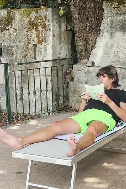 Üvey oğlun, üvey annesinin yaz tatillerinde yaptığı maceraları keşfederek kıskanan kurnaz planı