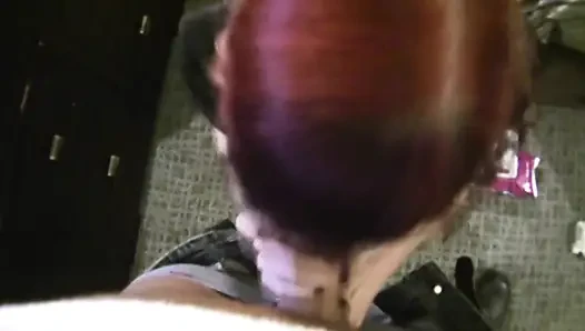 Kızıl saçlı ıslak sakso çekiyor