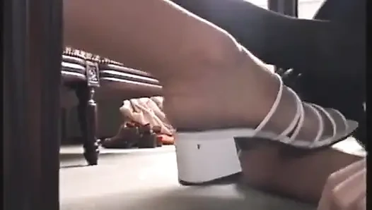 Yakın çekim videosunda köle tarafından tapılan beyaz yüksek topuklu ayakkabılar