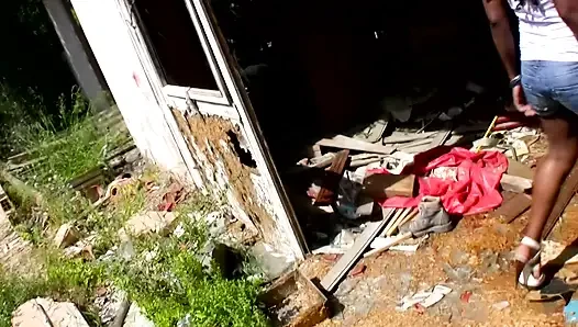 Siyah amcık önemlidir, orta yaşlı seksi kadın dışarıda sikişiyor