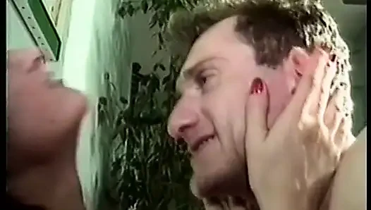 Azgın kaltak iki eşcinsel arkadaşından tatmin oluyor