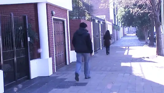 Çarpıcı Avrupalı genç kızın yüzü siyah erkek tarafından sert anal seksten önce sikiliyor