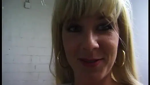 Sarışın sürtük bakış açısı videosunda yarak emiyor