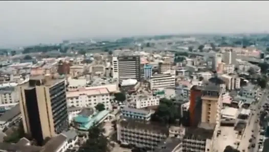 Siyah tombul kız uzun bir yarak için inliyor