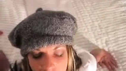 Yüze boşalma - orta yaşlı seksi kadın döl yutuyor