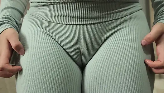 Hintli üvey kız kardeş yoga yapıyor ve tozluk içinde gösteriyor, sonra mastürbasyon yapıyor