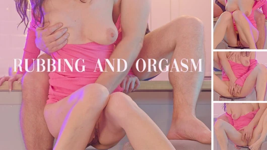 Bana nasıl dokunacaklarını tam olarak biliyor - titreyen bir orgazma kadar klitoris ovuyor - amatör