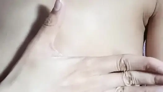 Hintli kız göğüslerine bastırıyor ve parmaklıyor yumuşak meme oyunu ve ıslak amcık tacizi