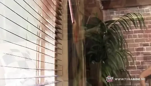Olgun sarışın ve esmer lezbiyenler tutkulu kanepede