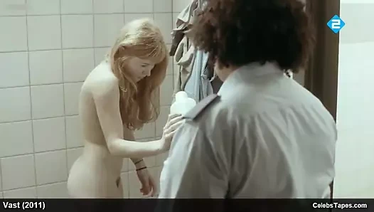 Genç ünlü sigrid on napel çıplak kedi içinde bir duş