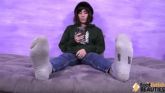 Süper ateşli Aradia çoraplarını çıkarıyor ve ayak parmaklı ayaklarını teşhiş ediyor