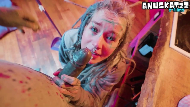 Masum görünümlü hizmetçinin sıkı göt deliği mutfakta mahvoluyor