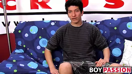 Görüşme yapılan genç twink gerizekalı kapalı onun büyük çük ve boşalan