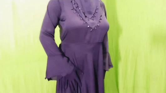 Hintli güzel tesettürlü Müslüman çift sikişmeye susamış