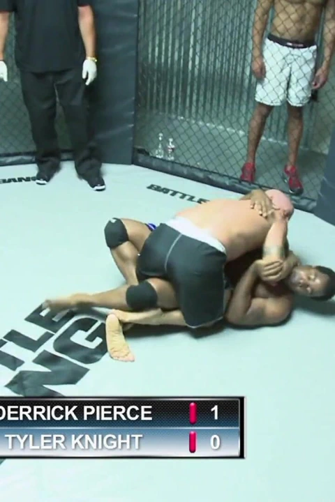 Genç kızın inanılmaz sulu sikiş deliği muazzam penis direği için geniş açık bekliyor