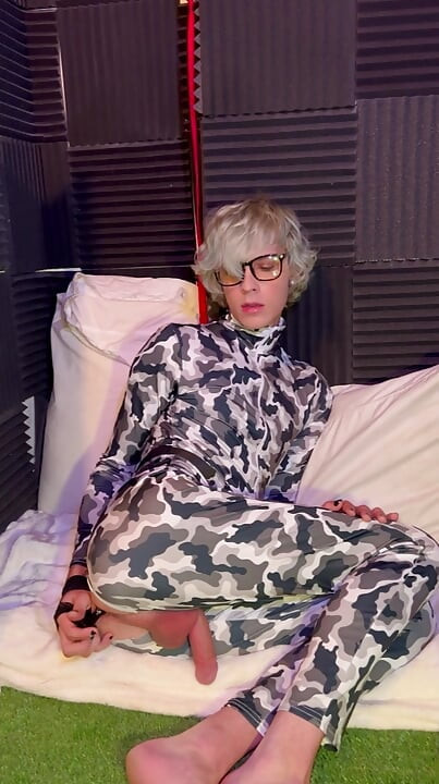 gümüş saçlı femboy pratik