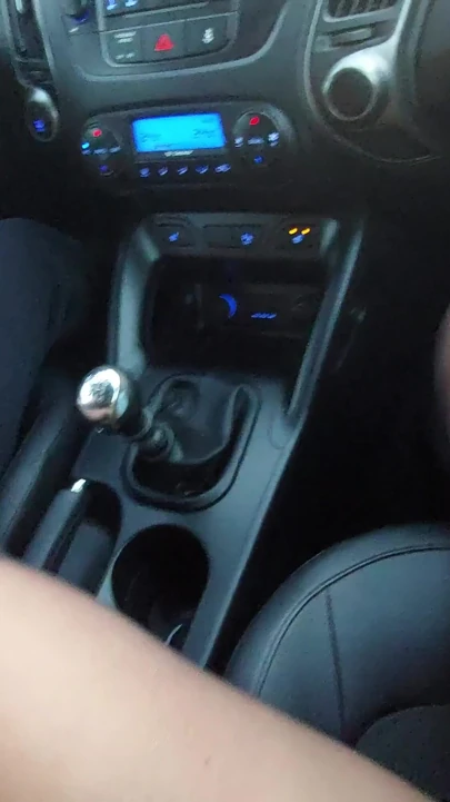 Naylon çoraplı üvey anne üvey oğluyla arabada yolculuk yapıyor | Klip 1