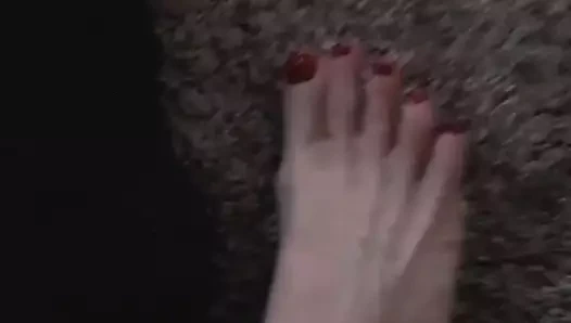 Kırmızı ayak tırnaklarımı ve solgun ayaklarımı göstermek için çorabımı çıkarıyorum