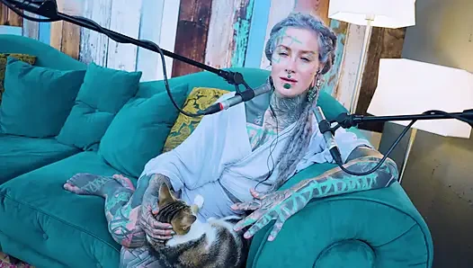 E - empati hakkında konuşuyorum - asmr podcast sfw konuşuyor gotik sıska kız dreadlocks dövmeli model dövmeli kız