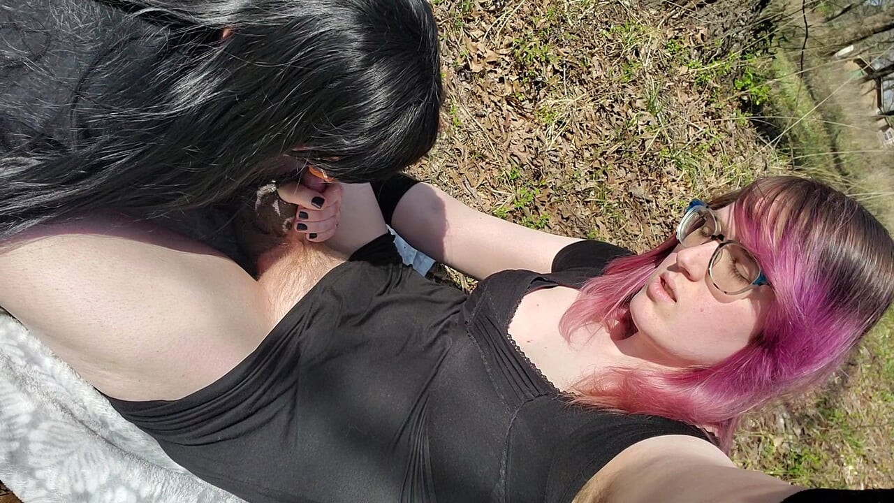 Gotik trans kız dışarıda trans gotik kız arkadaşına yarağını emdiriyor
